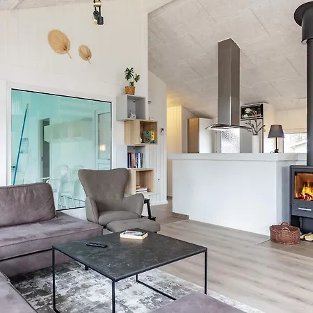 10 Person In Bindslev-by Traum
